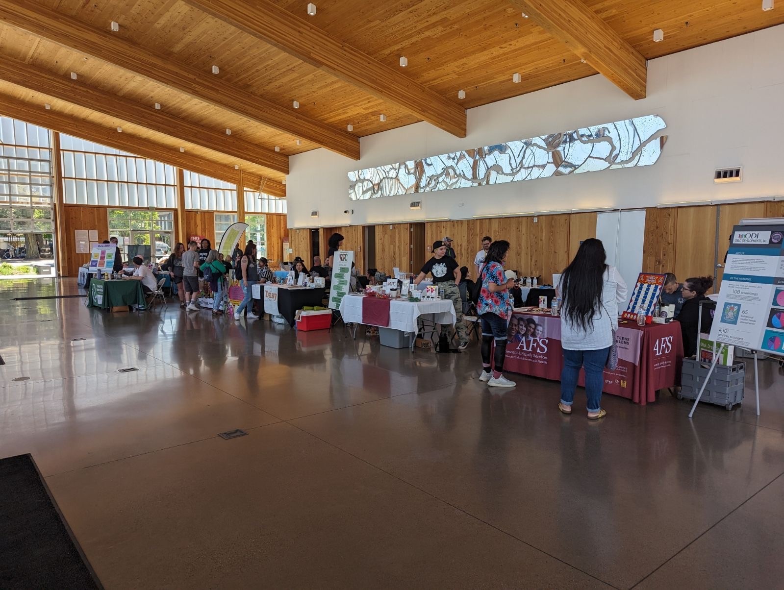 Fotografía de un evento sobre el VIH en el que la gente pregunta qué es la hepatitis C.