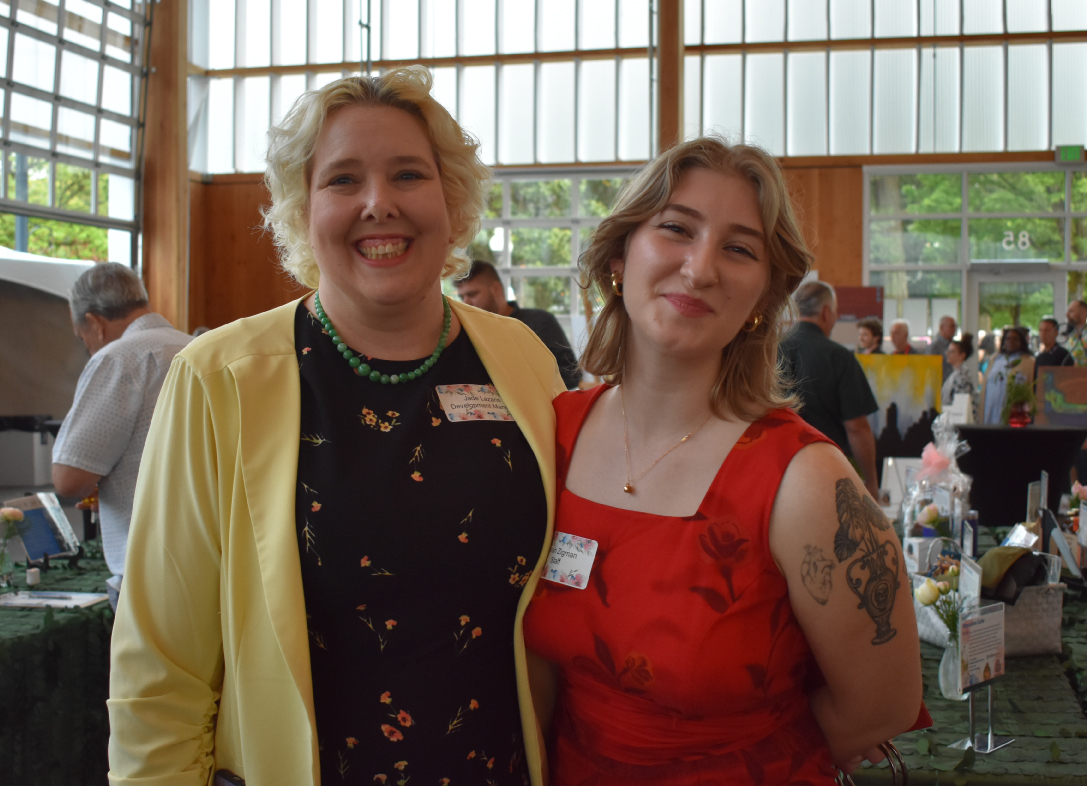 Fotografía de dos mujeres en un evento de networking hablando sobre oportunidades de voluntariado médico.